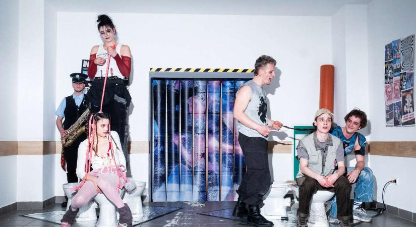 A West-Balkán-tragédia árnya a mai fiatalokon – a KELETI BLoKk című előadásról