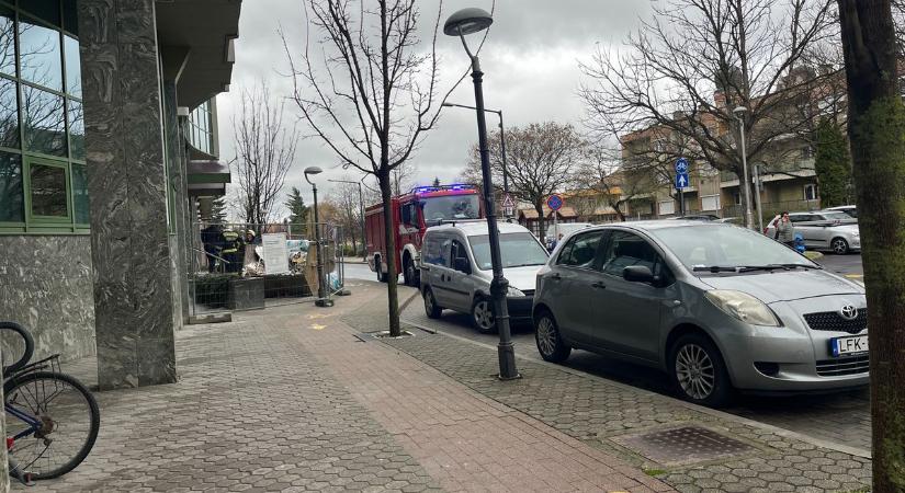 Riasztás az OTP-ben: tűzoltók lepték el a székházat (videó)