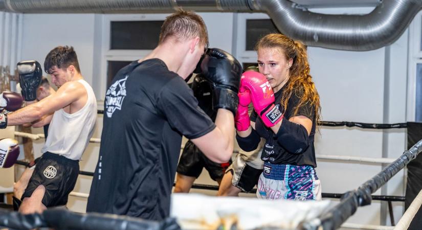 „Nem nyaralni jöttünk” – a tatabányai harcosok alig várják, hogy szorítóba lépjenek