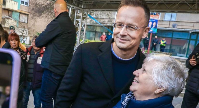 „Ózd nagyon közel áll egy komoly iparfejlesztési lépéshez”– utcafórumot tartott Szijjártó Péter Ózdon