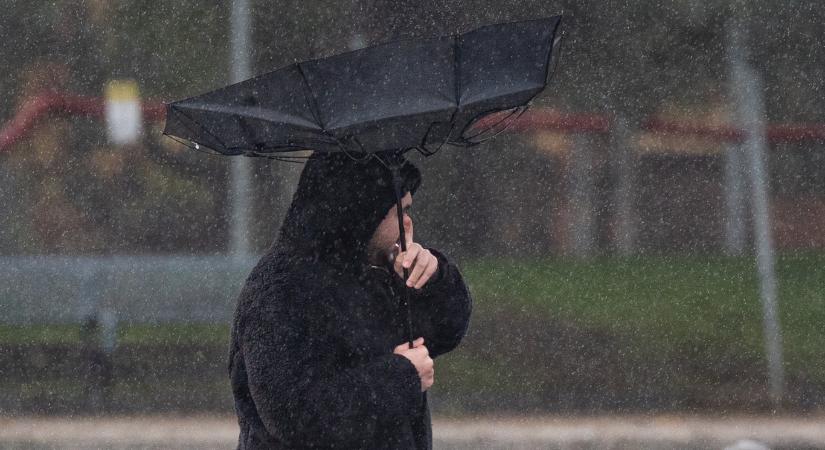 Viharos szél és nagy mennyiségű eső miatt adtak ki több járásra másodfokú figyelmeztetést péntekre