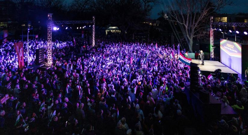 Megtelt a Kossuth tér – látványos képeken Orbán Viktor elsöprő sikere (GALÉRIA)