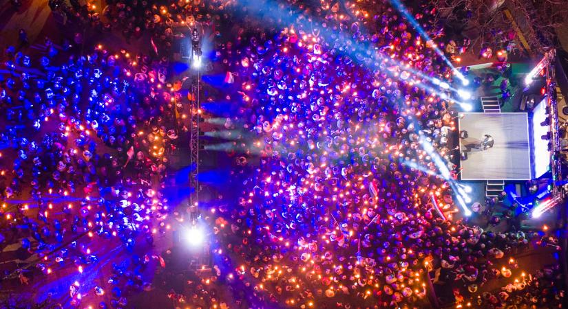 Orbán Viktor megmutatta: ennyien voltak a Fidesz és a Tisza törökszentmiklósi rendezvényén