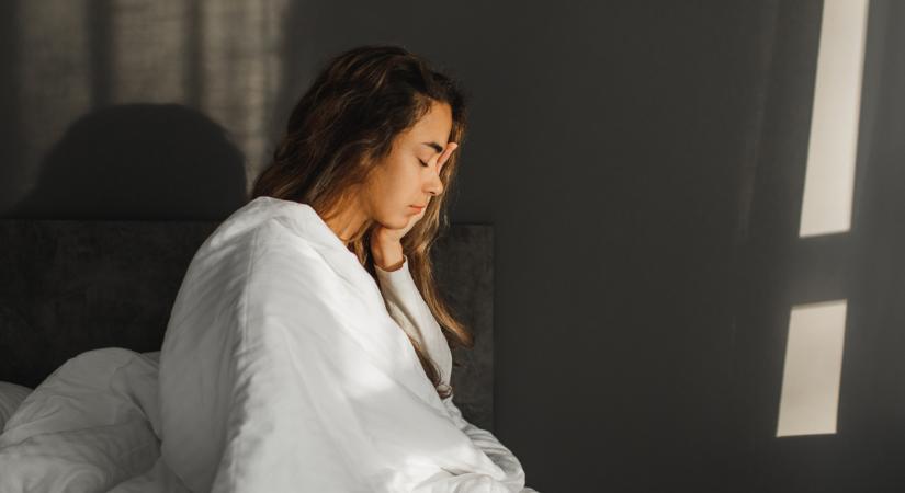 Állandóan fáradt vagy, pedig nem alszol keveset? Ez a 7 szokás tudat alatt merít ki mentálisan