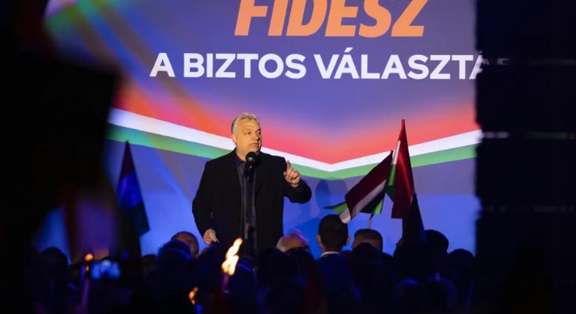 Hiába tiltotta meg az igazgató, Orbán fotósa a katolikus iskola ablakából fotózta a miniszterelnök esztergomi gyűlését