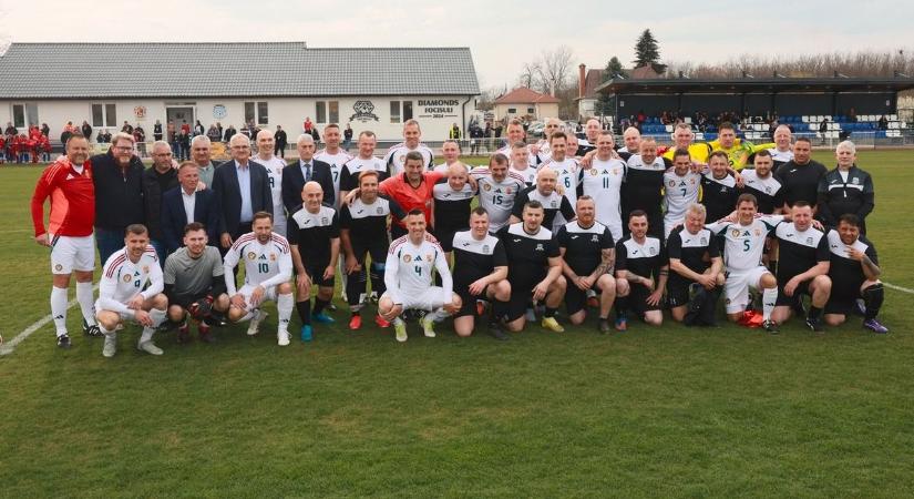 Futballünnep Balkányban! Újabb beruházást adtak át, a helyi öregfiúk pedig igazi legendák ellen rúgták a bőrt (fotókkal, videóval)