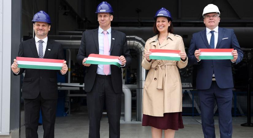 Milliárdokból újult meg a zsanai gáztároló, elindult az 52-es főút utolsó szakaszának felújítása