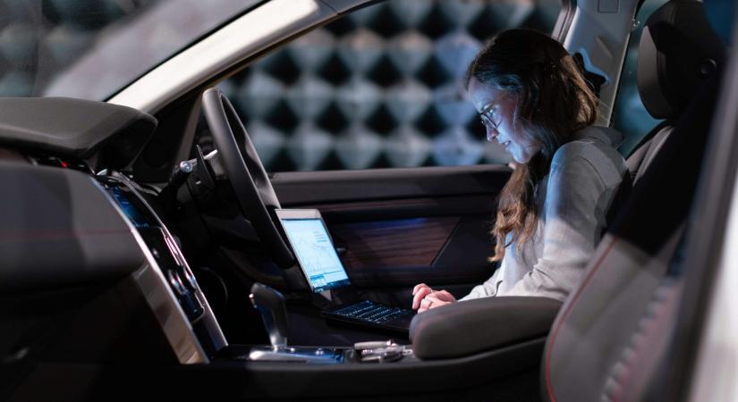 Két önvezető autó járja Budát