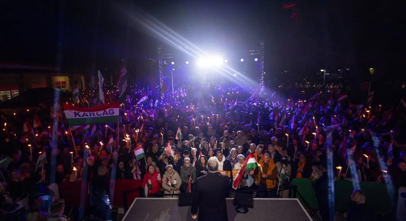 Rengeteg magyar zászló, békeszerető emberek - fotókon a törökszentmiklósi békemenet