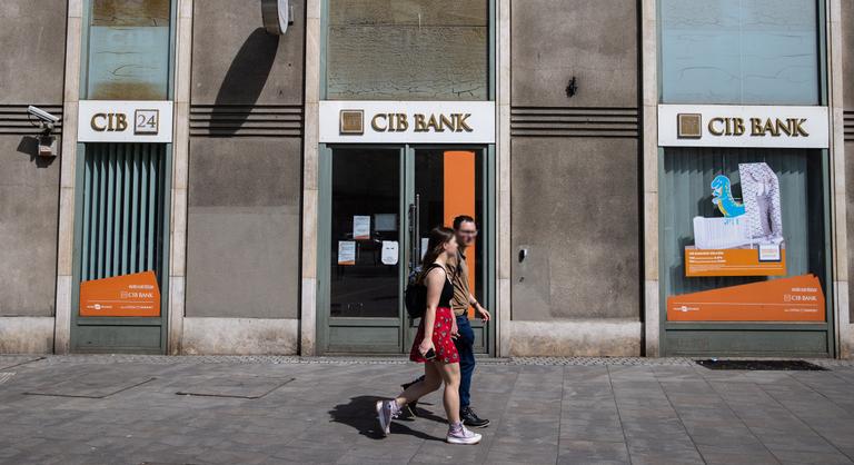 Csak a szokásos, újabb magyarországi bank jelentett a csúcsokról