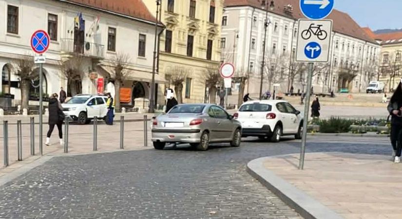 Tiltott parkolás a főtéren: hiába a rendőri jelenlét, sokan figyelmen kívül hagyják a szabályokat