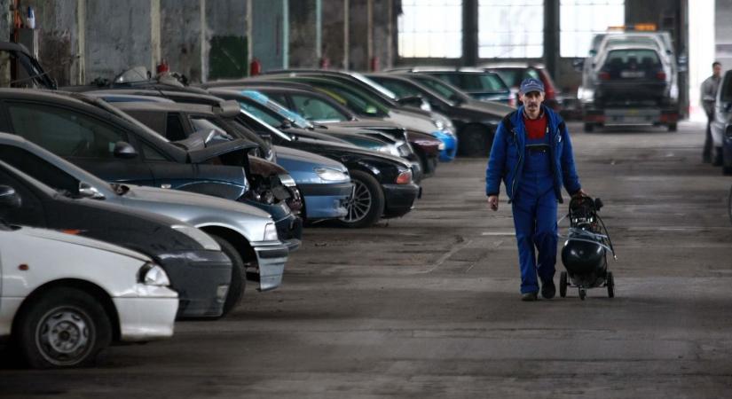 Akár 8 milliót is bukhat, ha rosszkor jön az autó eladás - ekkor kezd szabadesésbe a járgány ára