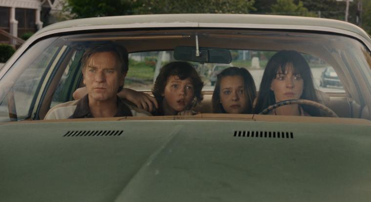 Ewan McGregor dinoszauruszok elől bújkál J.J. Abrams új filmjében