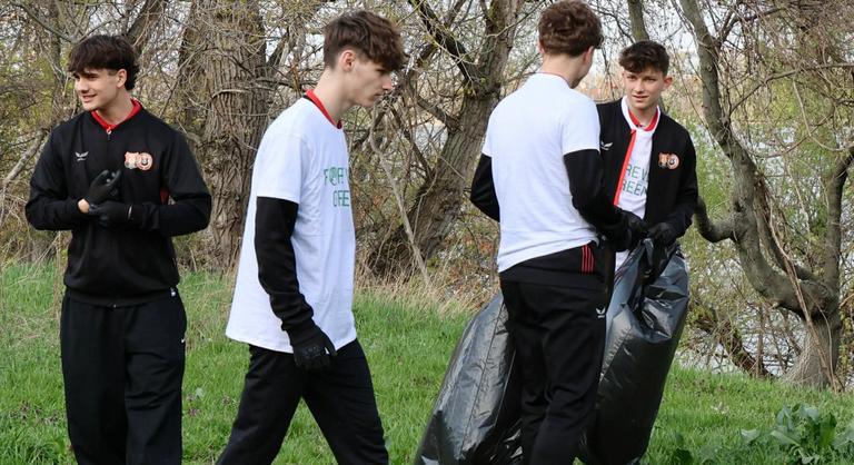 Spanyol sztármenedzser vezérletével szedték a szemetet a budafoki srácok