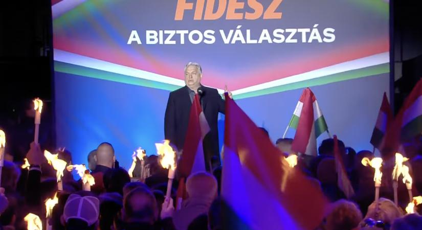 Orbán fotósa az igazgató tiltásának ellenére csak azért is a katolikus iskola ablakából fotózta a miniszterelnök gyűlését