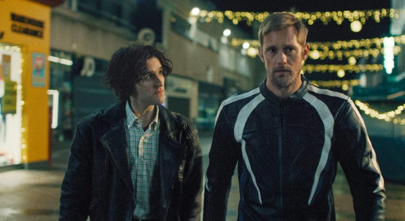 Nem hittük volna, hogy csizmanyalás és meleg BDSM-szex hozza el az év legjobb romkomját