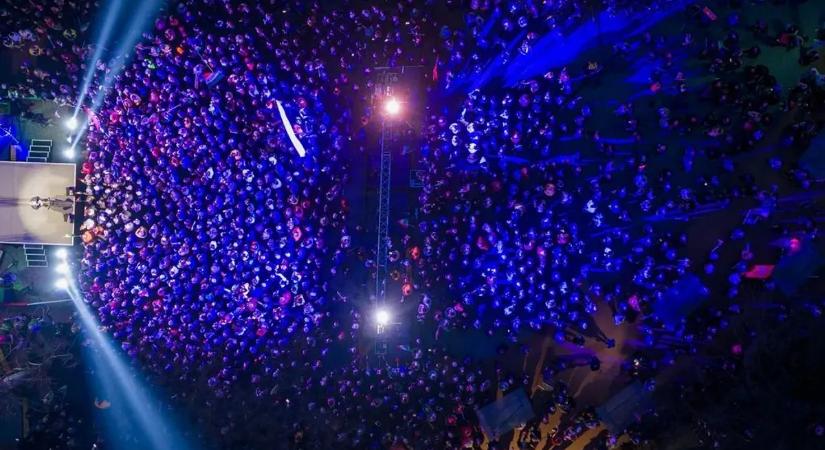 Bármerre jár, rocksztárként fogadják a miniszterelnököt