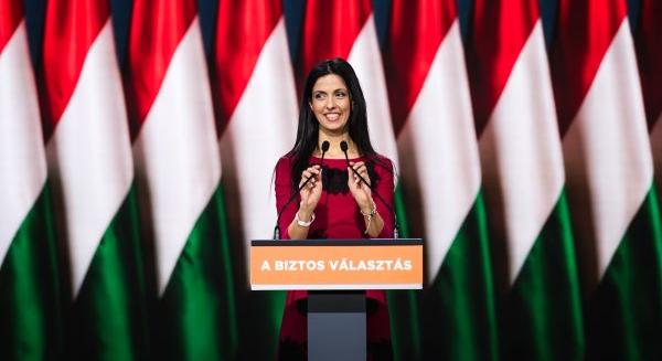 „Nektek így van, hogy van ugyanabból különböző méret?” – A fideszes Koncz Zsófia bement egy butikba, és rácsodálkozott a világra