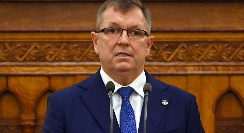 Konténerekben hordják Dubajba a Matolcsy család vagyontárgyait