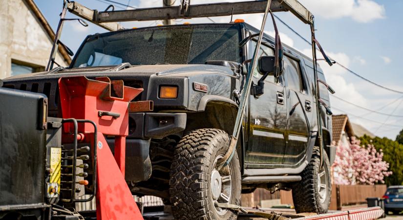 Ritka autó porosodott az út mentén Érden, az önkormányzat darura akasztotta