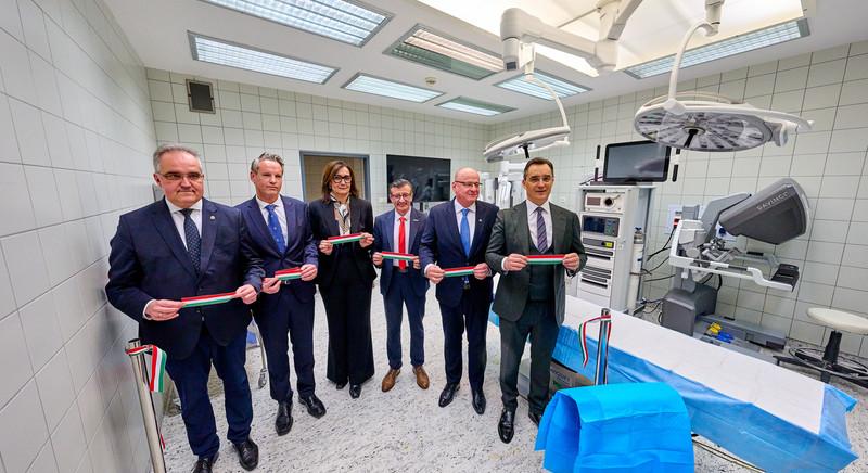Robotasszisztált sebészeti műtőt adtak át a Debreceni Egyetem klinikai központjában