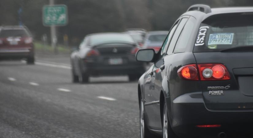 Teljes kontroll nélkül vezetnek mobilozó sofőrök