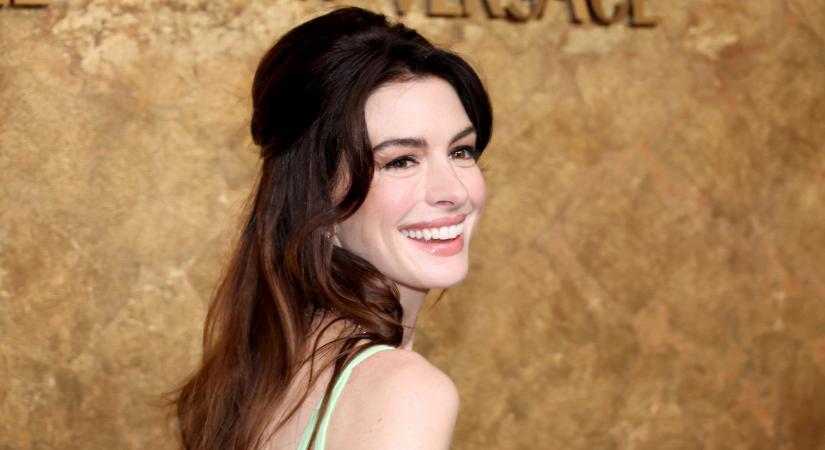 Anne Hathaway véletlenül megmutatta a vagináját, a fotók bejárták a netet