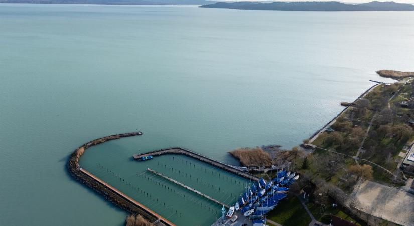 Elbillent a Balaton