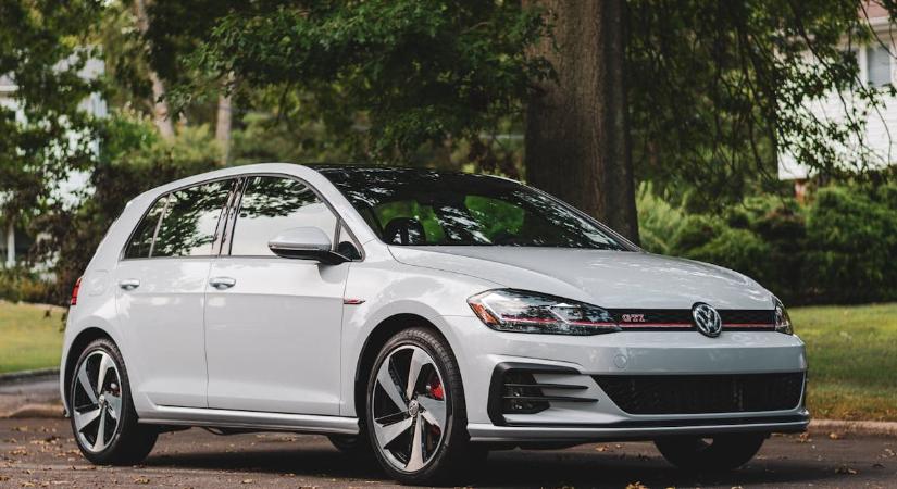 A Volkswagen 100 ezer autót hívott vissza – ez áll a háttérben