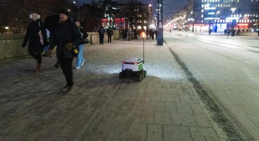 Buszmegállót zúzott össze egy robot – ez már gépek lázadása?