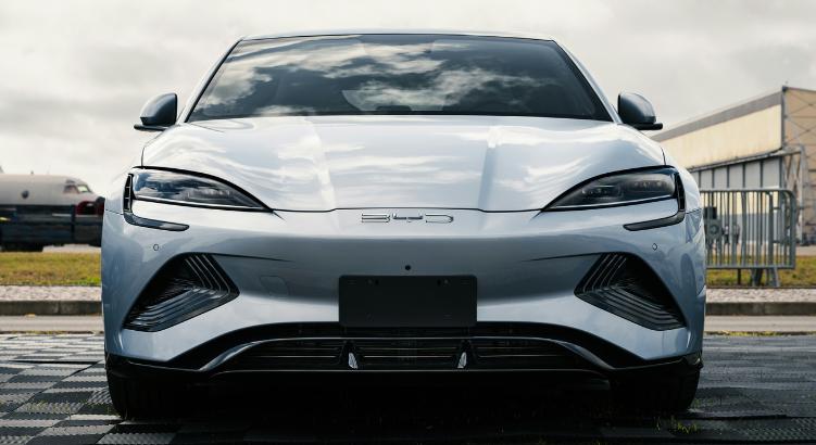 Hogyan működnek a „cell-to-body” akkumulátorok, és hogyan teszik majd az autókat könnyebbé és olcsóbbá?