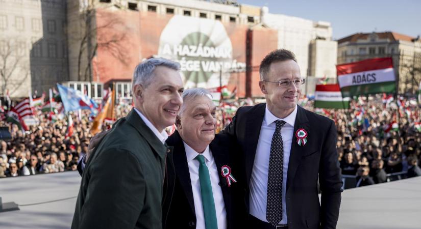 Az Orbán-kormány bárányai hallgatnak, a hatóságok villámgyorsak voltak, amikor mozdulni kellett a titkosszolgálati akcióról kitálaló Szabó Bence ellen