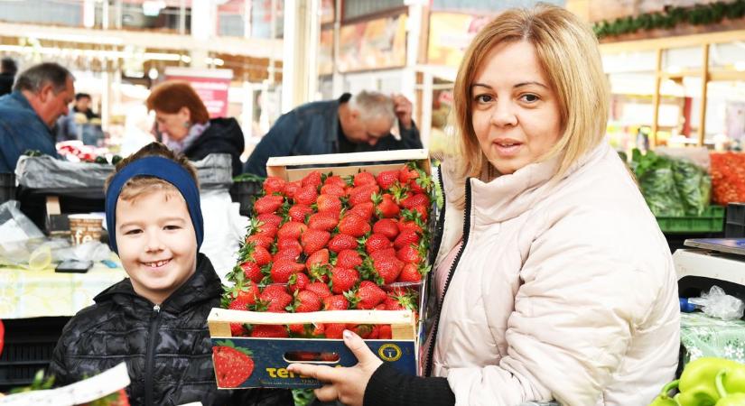 Nem értik a vásárlók, mi történik az eper árával a szolnoki piacon – galériával, videóval