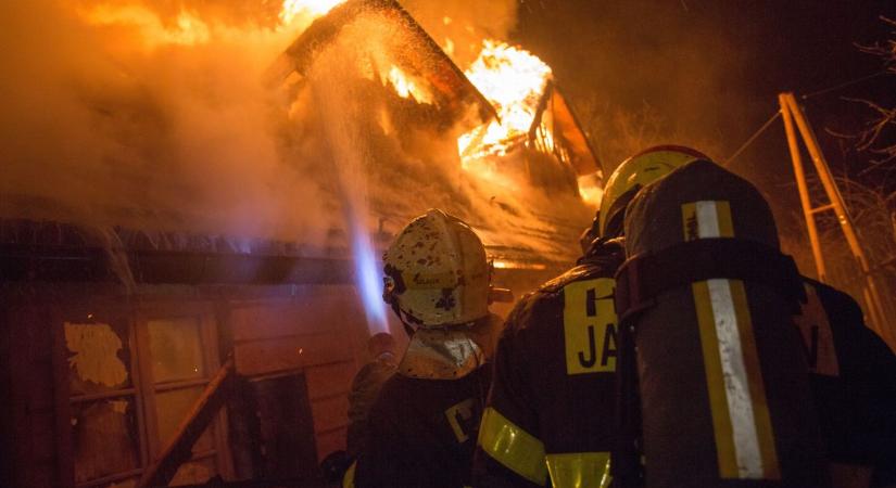 Lakatlan házban csaptak fel a lángok Jánoshalmán
