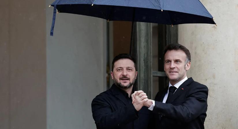 Lebukott Macron sunyi terve – olyan kijózanító taslit kapott, hogy csak lesett