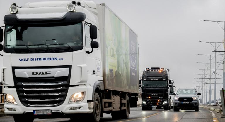 Négyszeres bírság vár az áthaladó kamionokra, ha letérnek a kijelölt útról