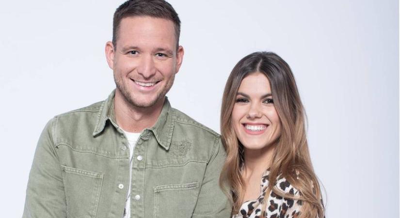 Istenes Bence és Csobot Adél mesebeli helyen él a Balatonnál: virágba borult a kertjük