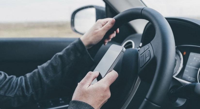 Vezetés közben jelentkezett be a nő a bíróságra – egy kérdés után lebukott (videó)