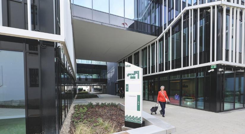 Már díjat nyert, pedig még kész sincs: megnéztük Szeged új irodaházát