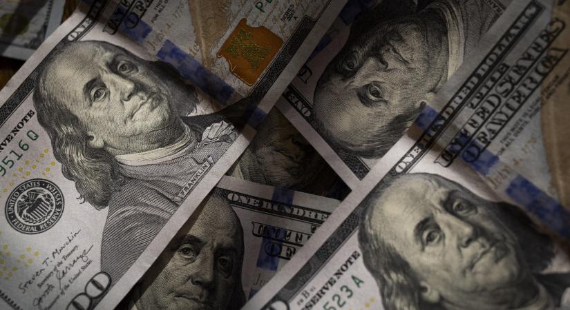 Trump aláírása kerül a százdollárosra, hogy „elismerjék történelmi eredményeit”