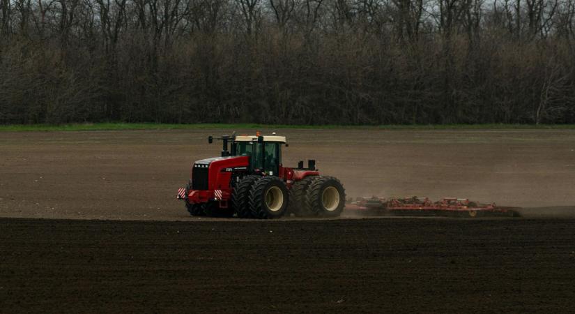 A tankolástól a kenyér áráig: így zabálja fel a drága gázolaj a gazdák profitját