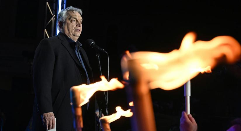 Megtiltotta az igazgató, Orbán fotósa mégis a katolikus iskola ablakából fotózta a miniszterelnök esztergomi gyűlését