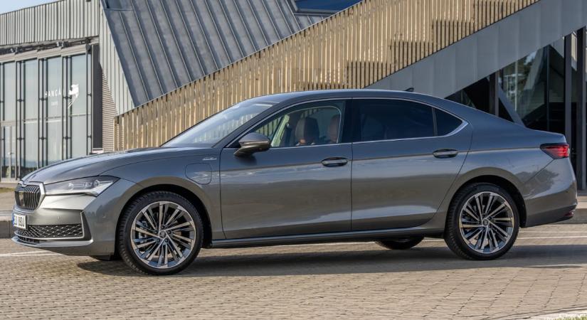 272 lóerővel támad a legerősebb új Skoda Superb