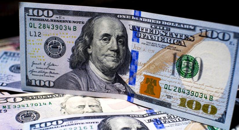 Trump aláírása a „történelmi eredményei” elismeréseként rákerül a százdollárosokra