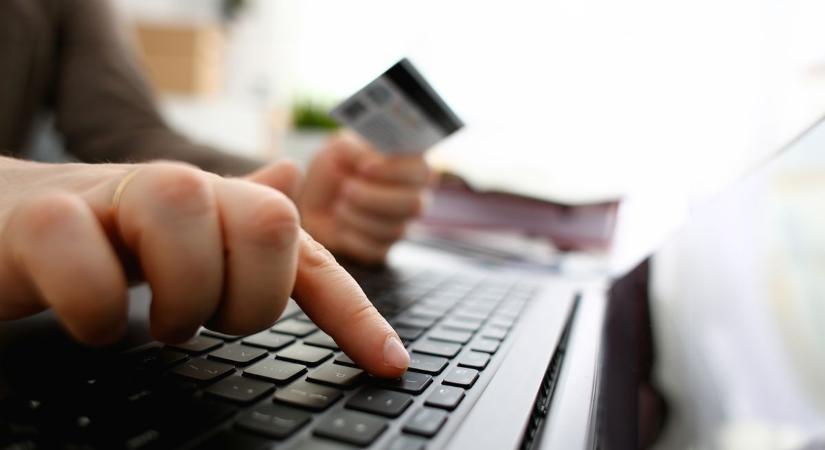 Milliókat vittek el a csalók Fejérben – így vernek át most az interneten