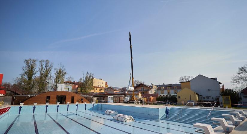 Indul a szabadtéri fürdőszezon Mórahalmon: lebontották az 5 tonnás tetőt