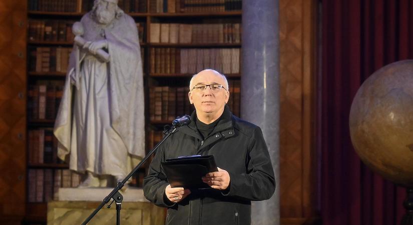 Bocsánatot kért a pannonhalmi főapát, miután szerepelt a fideszes jelölt kampányújságában