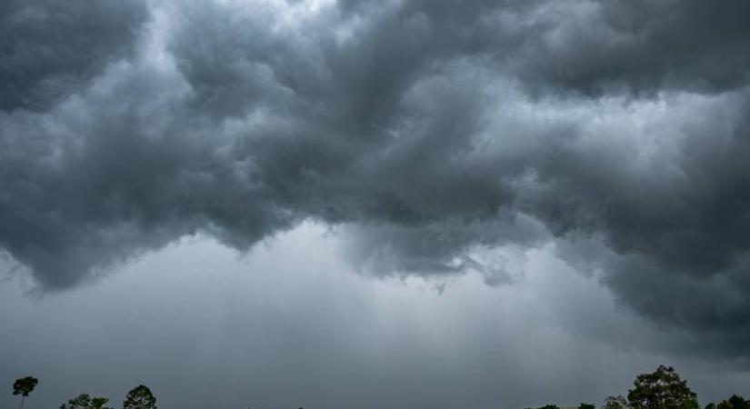 Kiadták a másodfokú riasztást ezekre a vármegyékre: 90 km/h-ás széllel és kegyetlen viharokkal csap le az ítéletidő