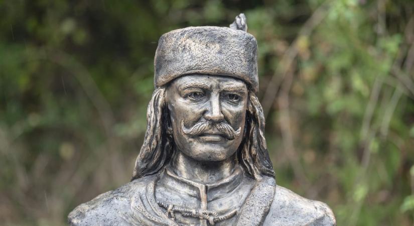 MÁRCIUS 27. Habsburg-hű szellemben nevelték, mégis a szabadságharc vezetője lett