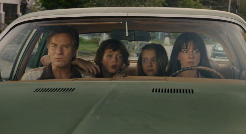 Ewan McGregor és Anne Hathaway egész szomszédsága egy másik korban találja magát és dinoszauruszokkal szembesül a The End of Oak Street előzetesében, ami a következő Cloverfield lehet